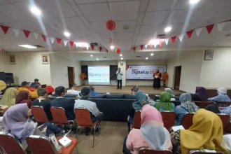 Martinho Vaz memberikan sambutan sekaligus membuka DigitalUp 2024 di aula Perpustakaan Umum