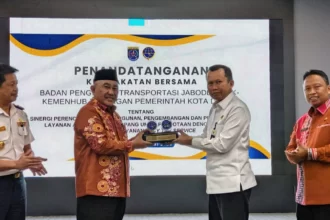 Mohammad Idris dan Pelaksana Tugas Plt Kepala BPTJ Suharto saat melakukan MoU di Ruang Edelweis