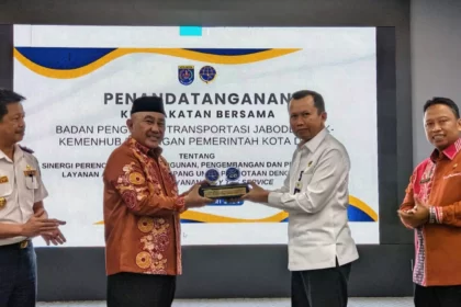 Mohammad Idris dan Pelaksana Tugas Plt Kepala BPTJ Suharto saat melakukan MoU di Ruang Edelweis