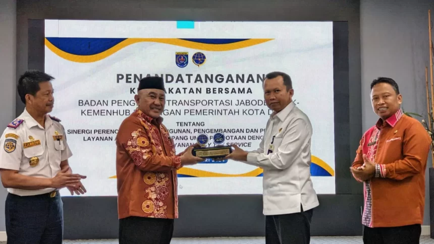 Mohammad Idris dan Pelaksana Tugas Plt Kepala BPTJ Suharto saat melakukan MoU di Ruang Edelweis