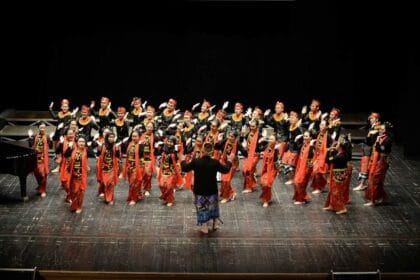 Paduan suara dalam satu harmoni. (Foto : ITB)