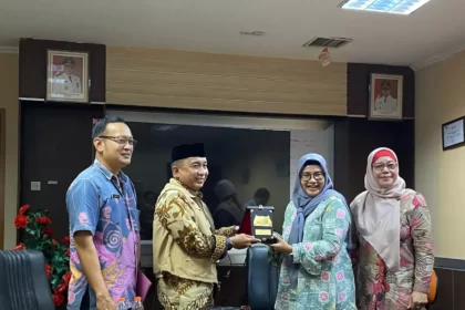 Penyerahan plakat kepada Sekretaris Diskominfo Kota Depok