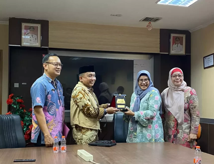 Penyerahan plakat kepada Sekretaris Diskominfo Kota Depok