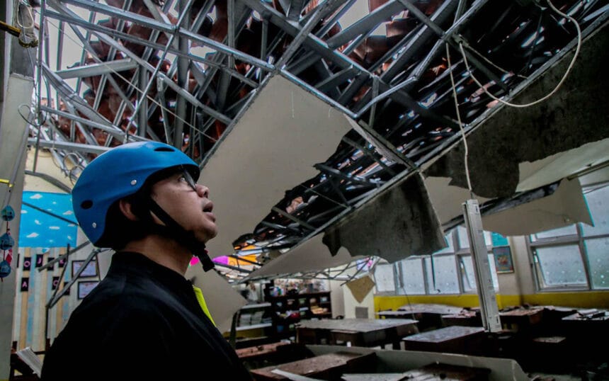 SDN Polisi 1 Kota Bogor Ambruk Diterjang Angin Puting Beliung
