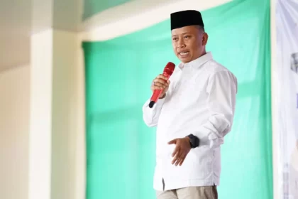 Supian Suri saat memberikan sambutan pada acara tasyakuran gedung Kelurahan Rangkapan Jaya