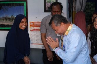 Bupati Temanggung Kunjungi Anggota KPPS yang Sakit