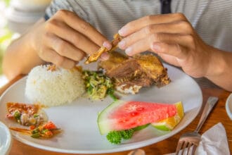 Makan pakai tangan (Foto : HonestDocs)