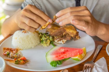 Makan pakai tangan (Foto : HonestDocs)