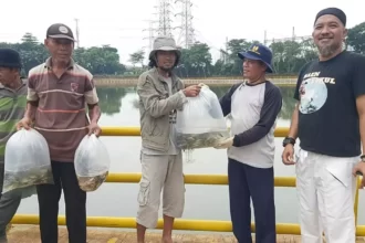 Penyerahan Benih Ikan dari Komunitas ke Juru Situ Pulo Asih