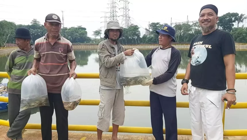 Penyerahan Benih Ikan dari Komunitas ke Juru Situ Pulo Asih