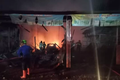 Personel Damkar Depok saat memadamkan api di Toko Kusen Kelapa Dua Kelurahan Tugu Kecamatan Cimanggis