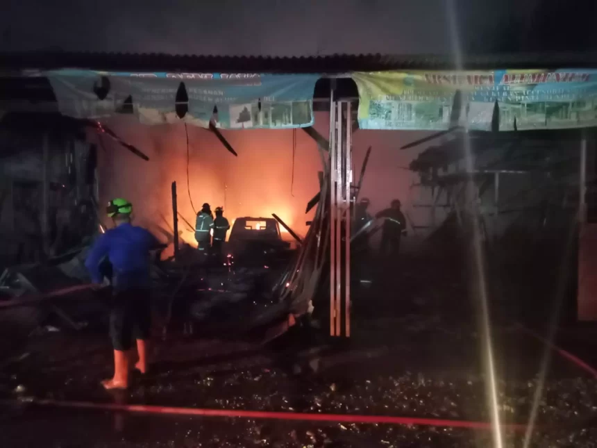 Personel Damkar Depok saat memadamkan api di Toko Kusen Kelapa Dua Kelurahan Tugu Kecamatan Cimanggis