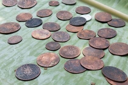 Uang koin dan kertas pertama di dunia. (Foto : Detik)