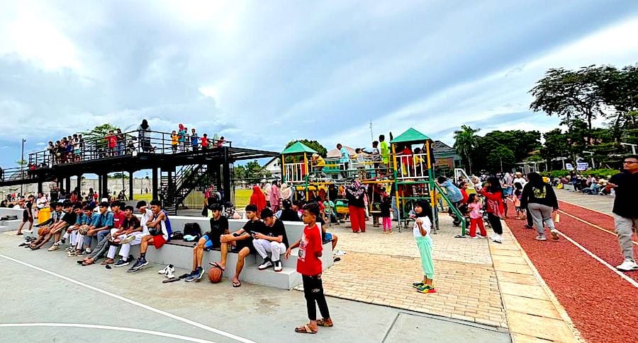 Warga Apresiasi Pembangunan Alun-alun Pondok Aren, Jadi Ruang Bermain Keluarga dan Olahraga 3 Alun-alun Pondok Aren
