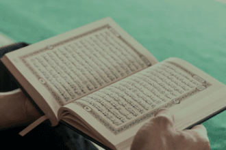 Manfaat mendengarkan Alquran (Foto : Chanelmuslim)