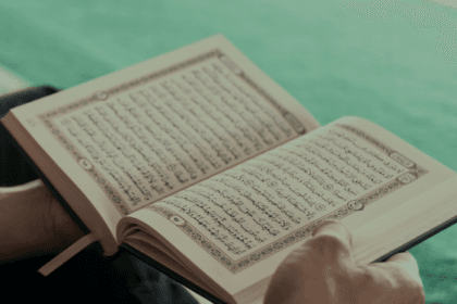 Manfaat mendengarkan Alquran (Foto : Chanelmuslim)