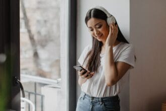 Manfaat mendengarkan musik (Foto : Roojai Indonesia)