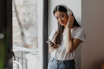 Manfaat mendengarkan musik (Foto : Roojai Indonesia)