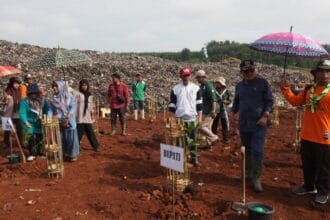 Penanaman 100 Bibit Pohon Mangga di TPA Pemalang Jawa Tengah