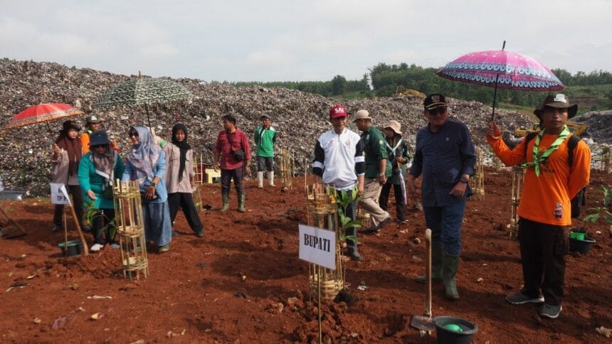 Penanaman 100 Bibit Pohon Mangga di TPA Pemalang Jawa Tengah