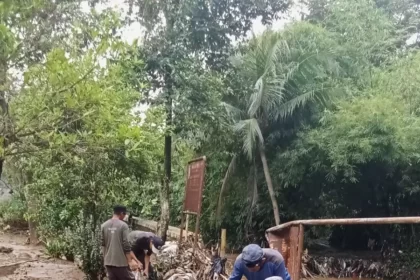 Satgas DPUPR Lakukan Penanganan Tanggul Jebol di Kali Angke e1711507103927