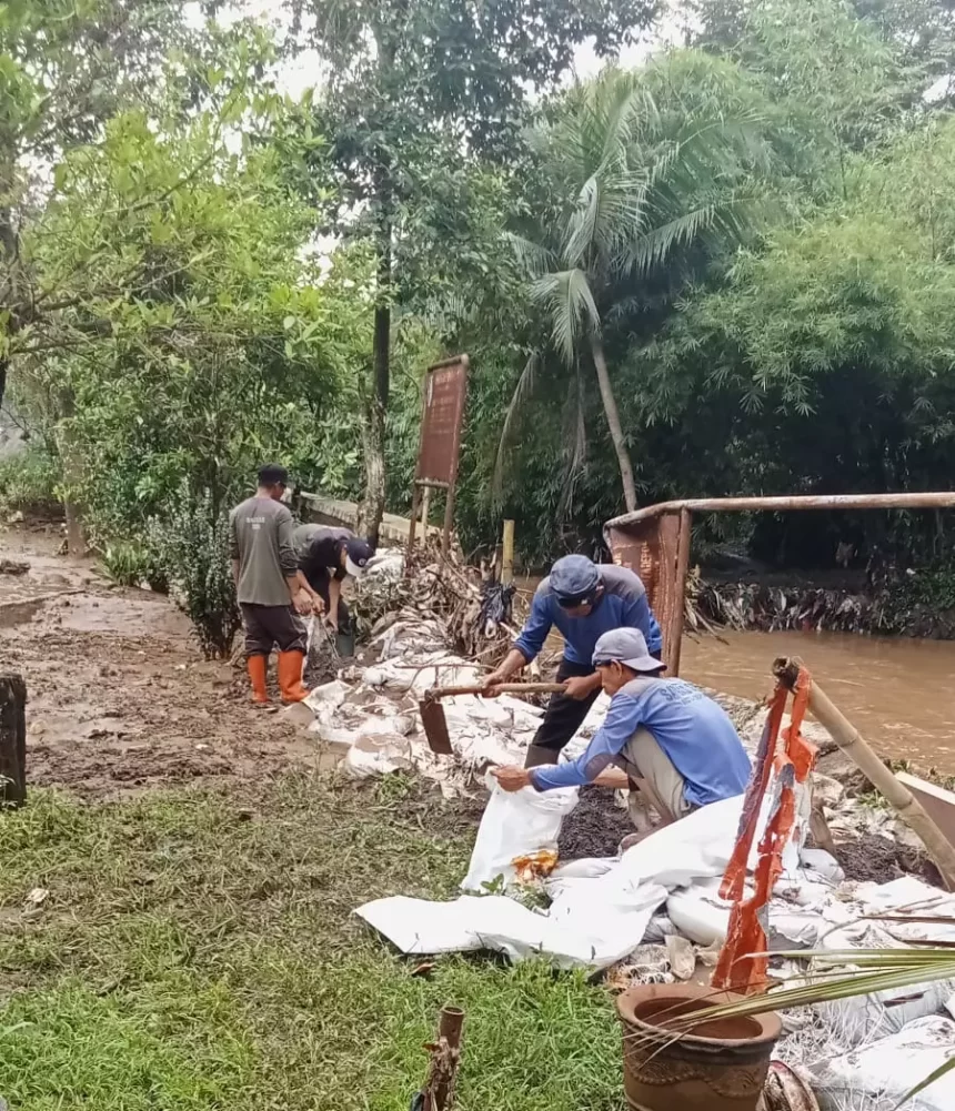 Satgas DPUPR Lakukan Penanganan Tanggul Jebol di Kali Angke e1711507103927