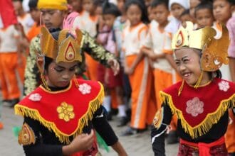Pakaian Adat Anak Sekolah