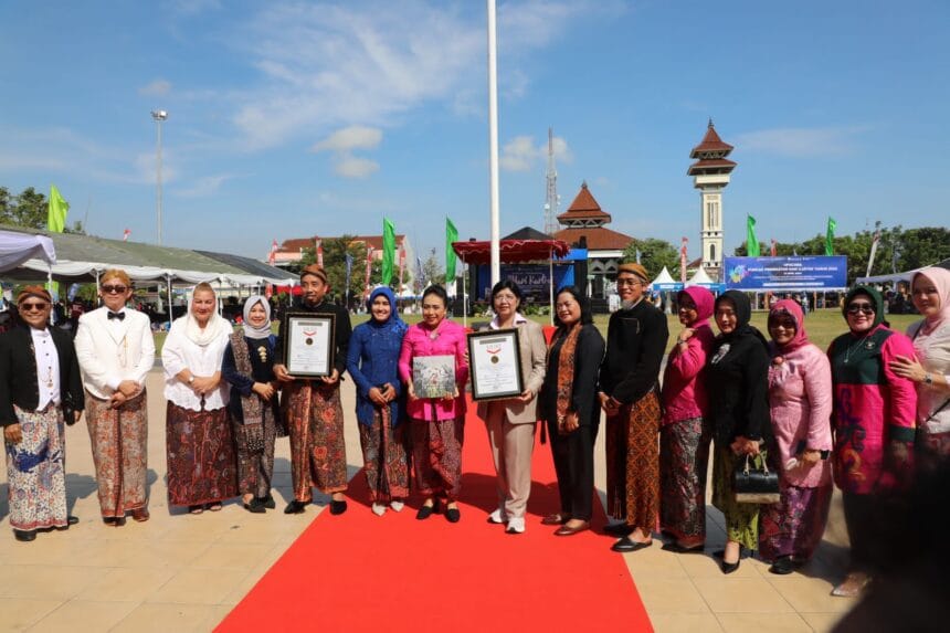 Pemprov Jateng KPPPA RI dan Bank Indonesia dalam Acara Perayaan Ke 145 Hari Kartini