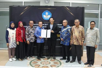 Penyerahan SK Guru Besar Kepada Prof. Kumba Digdowiseiso Foto UPT Marketing Publik Relations