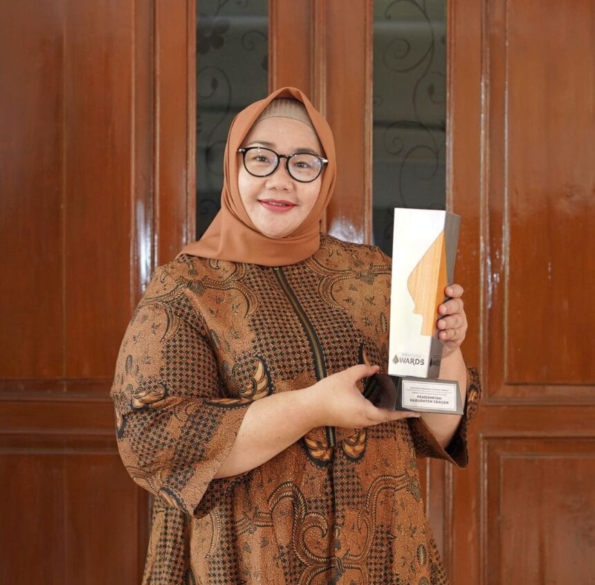 Bupati Sragen Raih Penghargaan Anugerah Inovasi Program Ekonomi Terpuji 1 Kusdinar Untung Yuni Sukowati e1714724626955