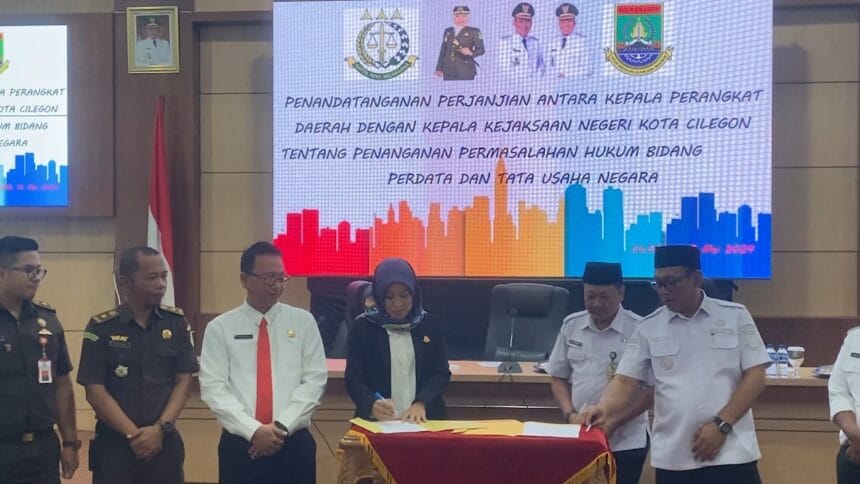 37 OPD Pemkot Cilegon Tandatangani MoU dengan Kejari Kota Cilegon 1 Penandatanganan Perjanjian Antara Kepala Perangkat dan Kepala Kejaksaan Negeri Kota Cilegon