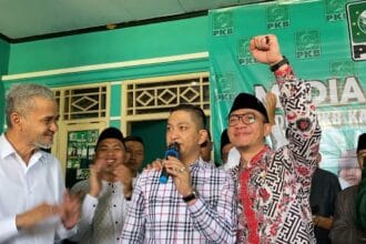 Pengusaha Lebak Ramai ramai Antar Hasbi Jayabaya Kembalikan Berkas