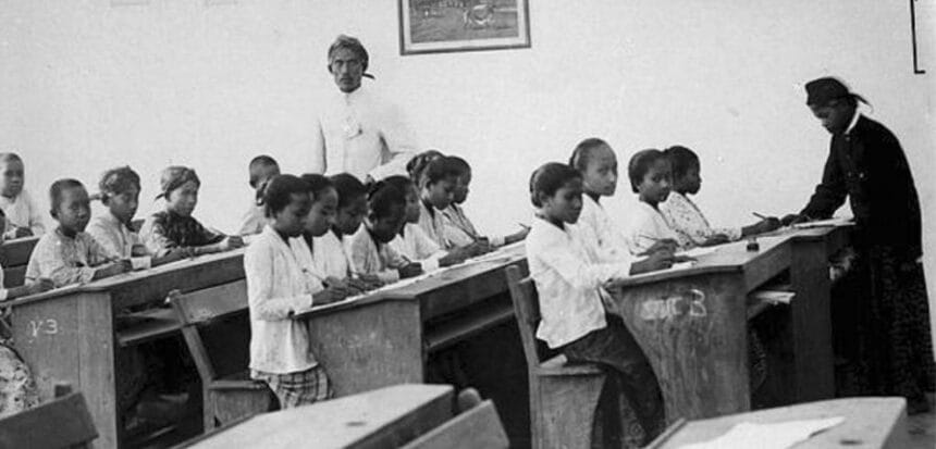 Transformasi Pendidikan di Indonesia dari Kerajaan hingga Era Digital 1 Perubahan Pendidikan di Indonesia dari Era Kerajaan hingga Era Digital