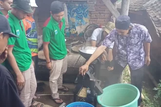 Remaja dan Ibu ibu Mengikut Pelatihan Olah Kopi Unggulan