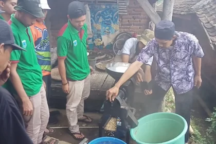 Remaja dan Ibu ibu Mengikut Pelatihan Olah Kopi Unggulan
