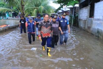 Tinjau Lokasi Banjir di Petir Akibat Luapan Kali Angke