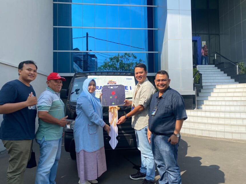 Dua Nasabah BRI Cabang Karawang Menangkan Mobil Suzuki di Panen Hadiah Simpedes 1 WhatsApp Image 2024 07 18 at 19.08.25