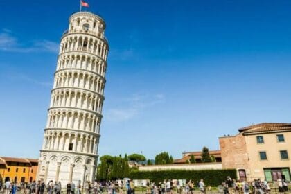 Menara Pisa Linimassa