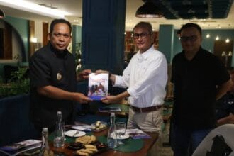 Penyerahan Buku Pelaksanaan Uji Coba MBG di Kota Tangerang
