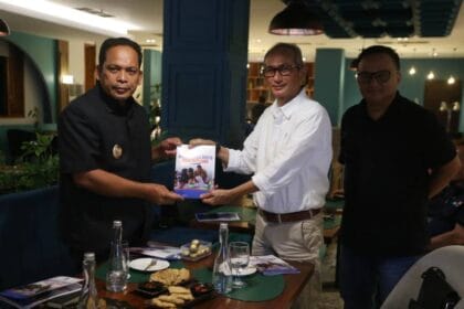 Penyerahan Buku Pelaksanaan Uji Coba MBG di Kota Tangerang
