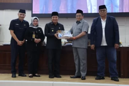 Penyerahan RAPBD Perubahan oleh Pj Gubernur Banten Almuktabat