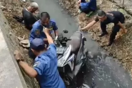 Petugas BPBD Kota Tangerang Evakuasi Motor yang Kecelakaan di Karawaci