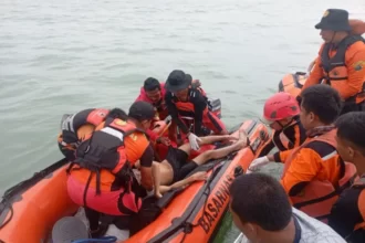 Proses Evakuasi Korban Hilang di Pantai Lippo Carita