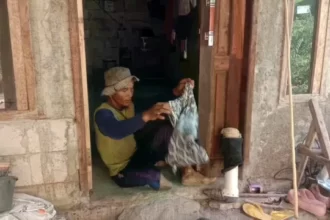 Sarikam Warga Lebak buat Kaki Palsu Sendiri dari Paralon Kayu dan Karet Ban