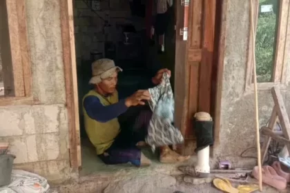 Sarikam Warga Lebak buat Kaki Palsu Sendiri dari Paralon Kayu dan Karet Ban