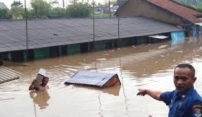 Cegah Banjir Cikupa, Satpol PP Kab. Tangerang Tertibkan 14 Bangunan Liar di Atas Drainase 2 Banjir Cikupa