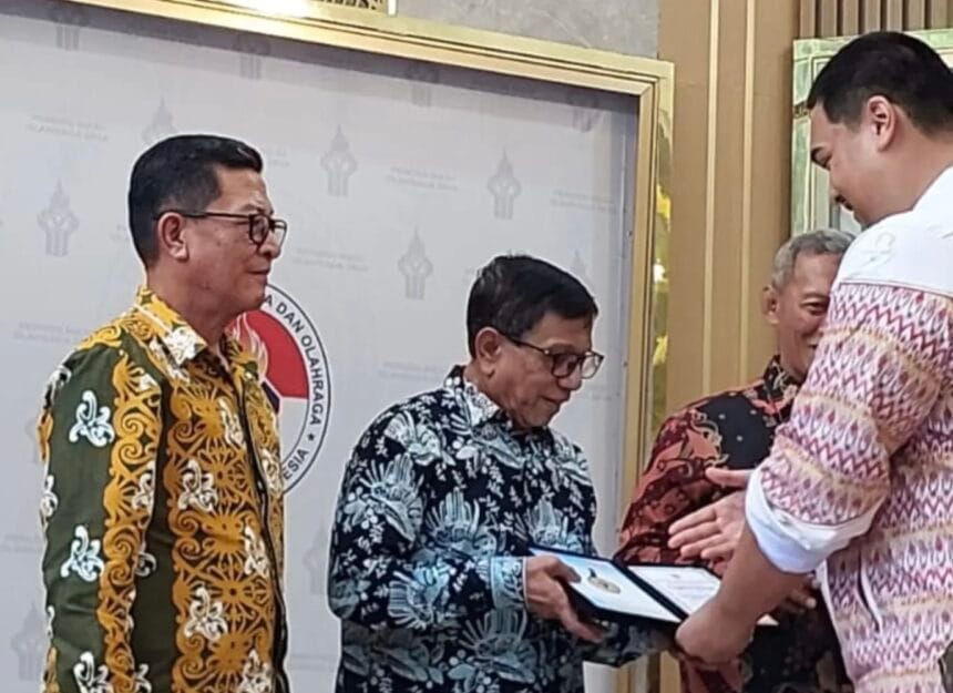 Mantap! Ketua Umum PWI Pusat Hendry Ch Bangun dapat Penghargaan dari Kemenpora 1 Ketua Umum PWI Pusat Hendry Ch Bangun