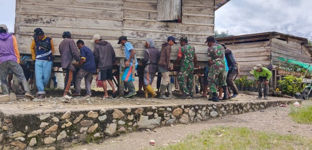 Warga Wates dalam aksi kultural Hari Gotong Rumah
