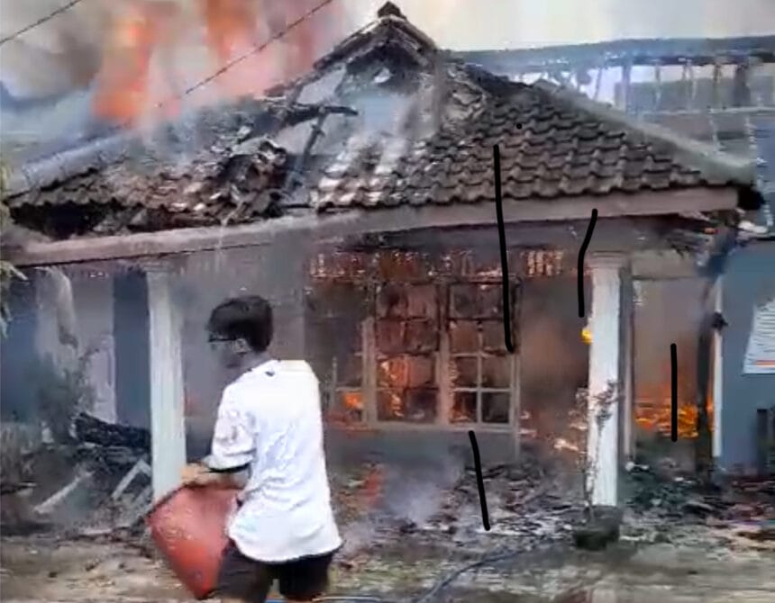 Kebakaran di Perumahan Batan Indah Tangsel, Warga Berjibaku Padamkan Api 1 Kebakaran di Perumahan Batan Indah