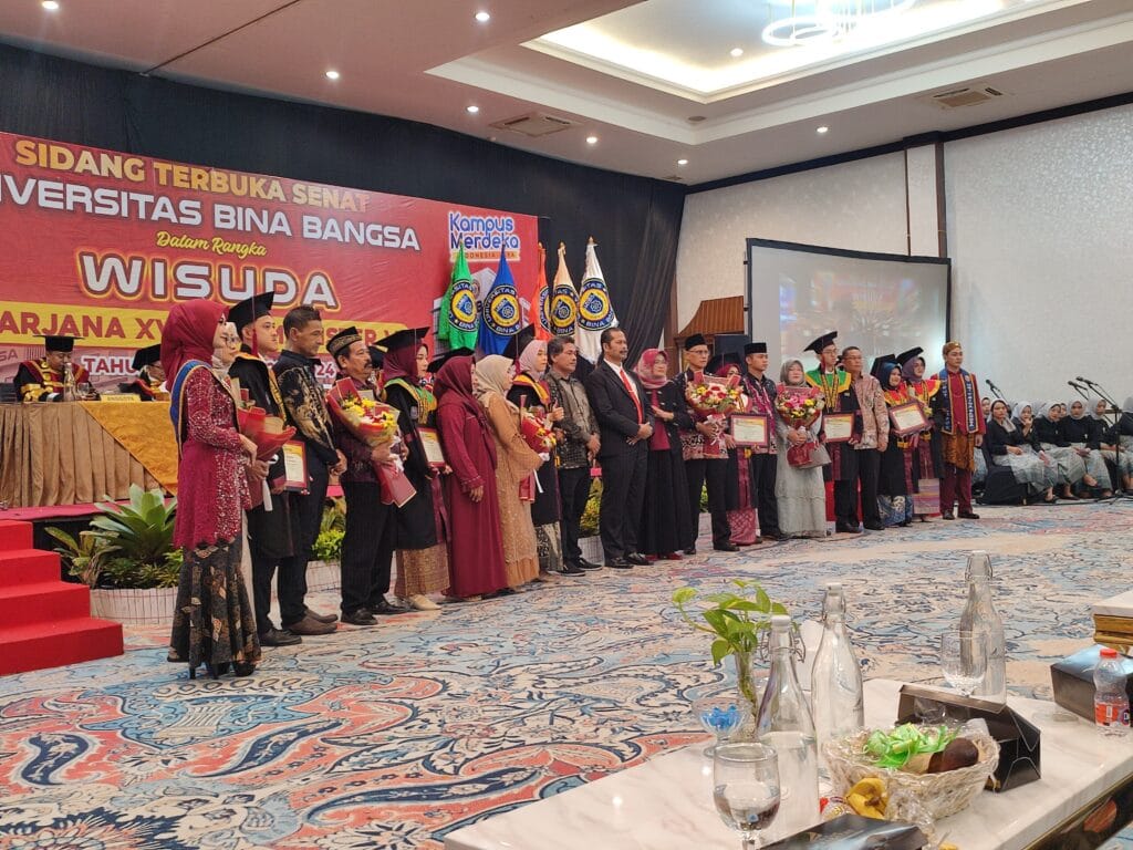 Wisuda UNIBA 2024, 1.085 Wisudawan Harus Mampu Beradaptasi di Lingkungan Kerja 2 Wisuda UNIBA 2024
